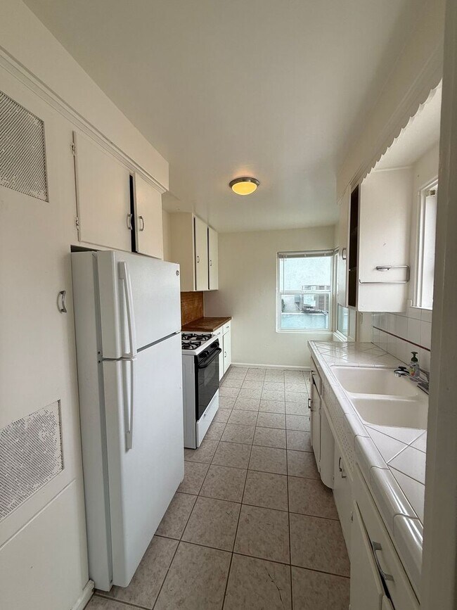 Building Photo - Mission Beach 1 Bedroom