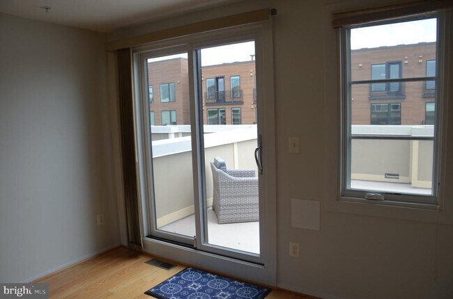 Building Photo - 708 N Henry St