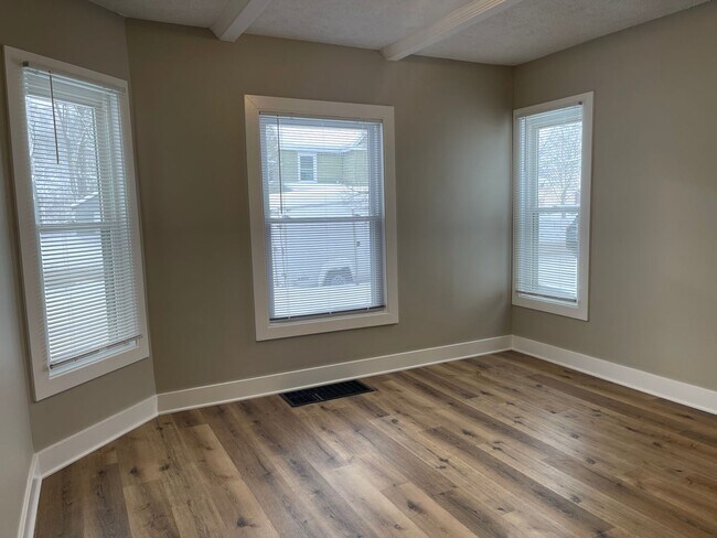 Building Photo - Nicely updated- Four Bedroom Home on the NE side of Grand Rapids!