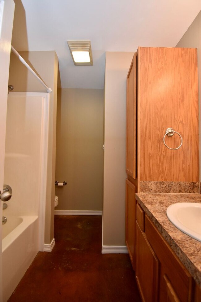 Building Photo - 3 Bedrooms, 3 Bathrooms, & Close to Campus...