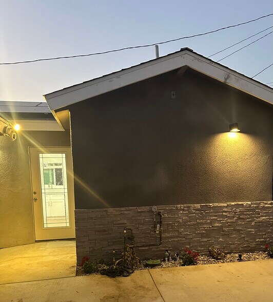 Building Photo - 4852 Stancroft Ave