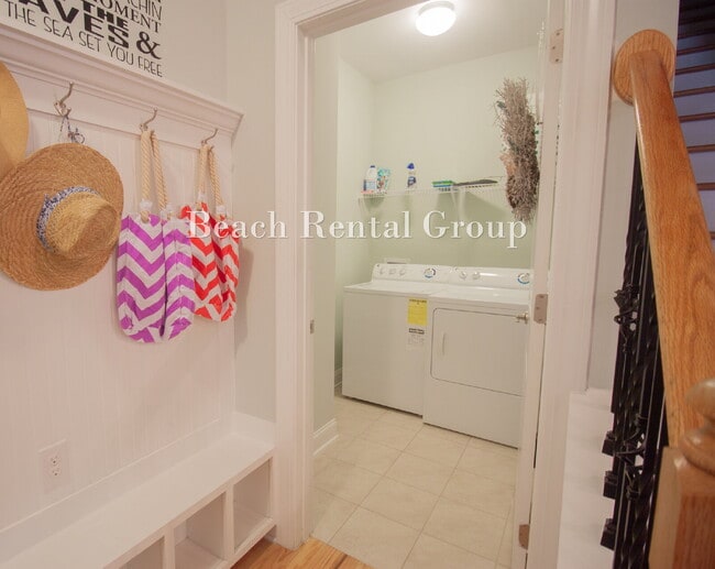 Building Photo - Fully Furnished Corner Lot with Screened Patio