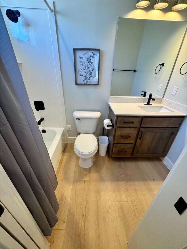 Building Photo - Beautiful Modern 5 Bedroom Furnished Home!!