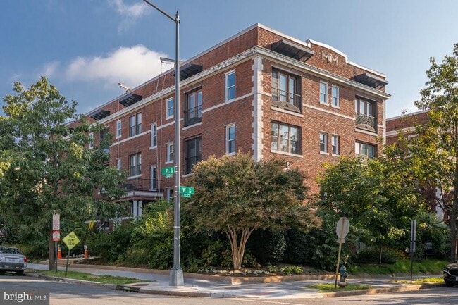 Building Photo - 2201 2nd St NW