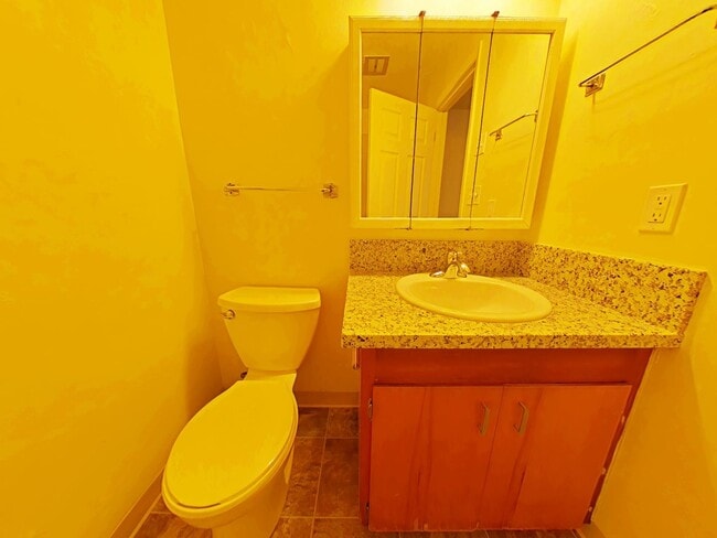 Building Photo - 1 Bedroom Apartment ~ Close to Campus ~ Ca...