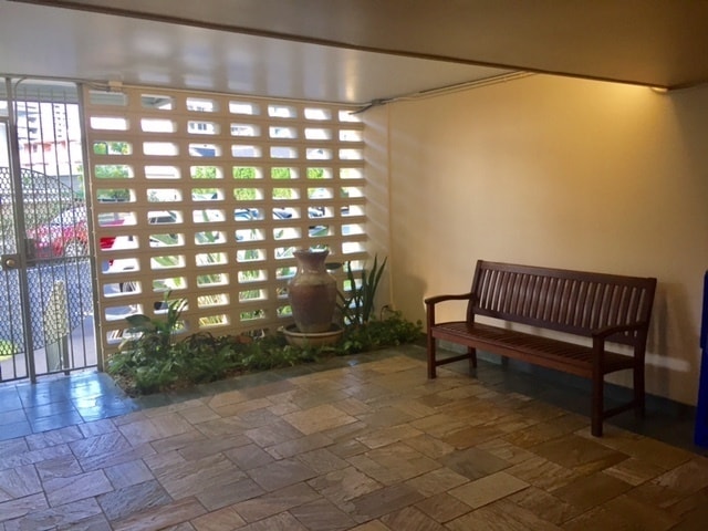 Building Photo - $1,550 Low rise Studio with all utilities included at Punahou Gardens in Makiki