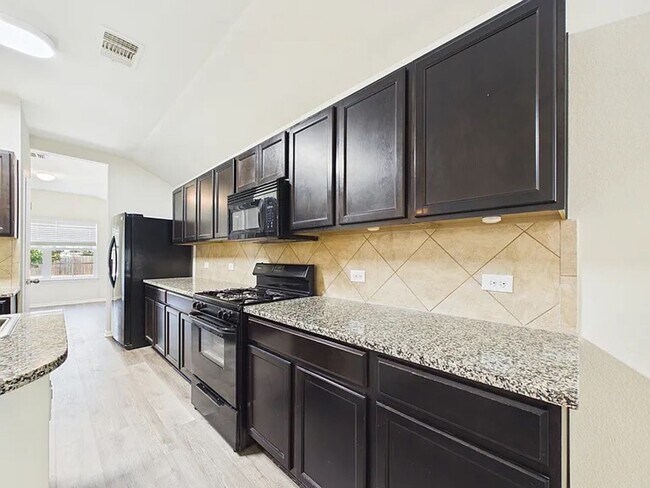 Building Photo - Spacious one-level home in Glenwood!