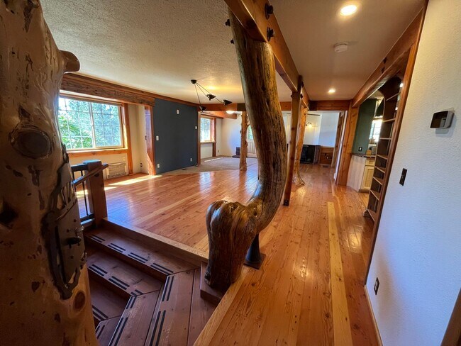 Building Photo - Custom Rustic 4-Bdr on beautiful 5 acres with Greenhouse in Sisters!