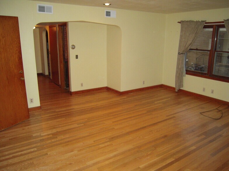 Building Photo - 1139 E GORHAM ST APT 2