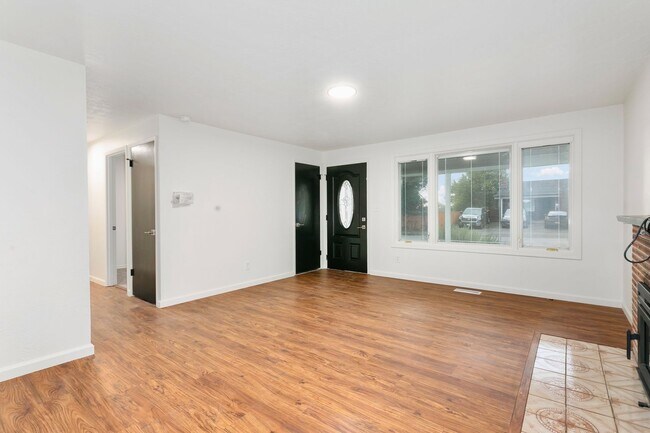 Building Photo - Remodeled Tacoma Duplex with Solar Panels & Fenced Yard **$500 OFF FIRST MONTHS RENT**