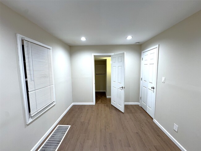 Building Photo - 33 1/2 Oak St