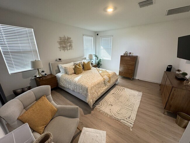 Building Photo - 2024 Beautiful Furnished 3 Bedroom 2 Bath with Private Suite near Sports Venues