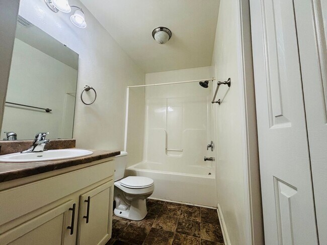 Building Photo - 3 Bedroom 2.5 Bath House