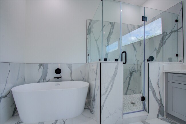 Building Photo - 3206 Live Oak St