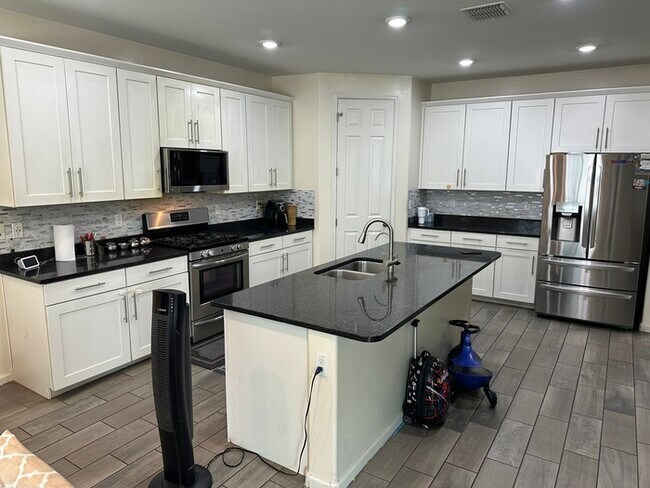 Building Photo - Gorgeous Layton Lakes with pool!