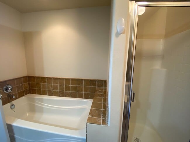 Building Photo - Centrally Located Townhouse w/ Single Car Garage!