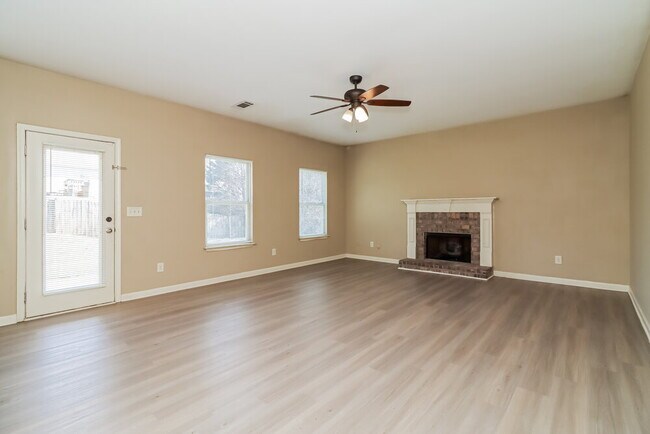 Building Photo - 13 Thatch Ct