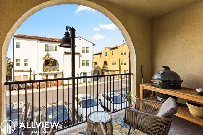 Building Photo - Bright & Upgraded 2 bedroom Anaheim Townhome in Prime Location!