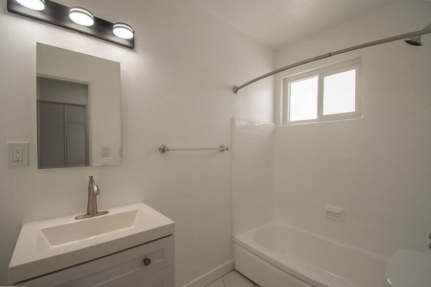 Building Photo - 15033 Burbank Blvd