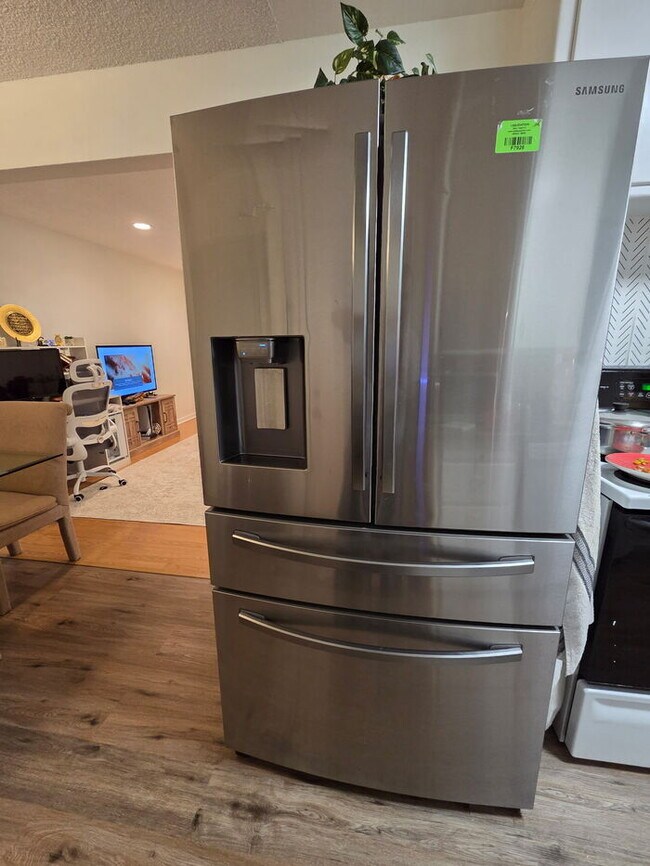 Building Photo - 3 bed 1 bath Duplex with garage and private yard