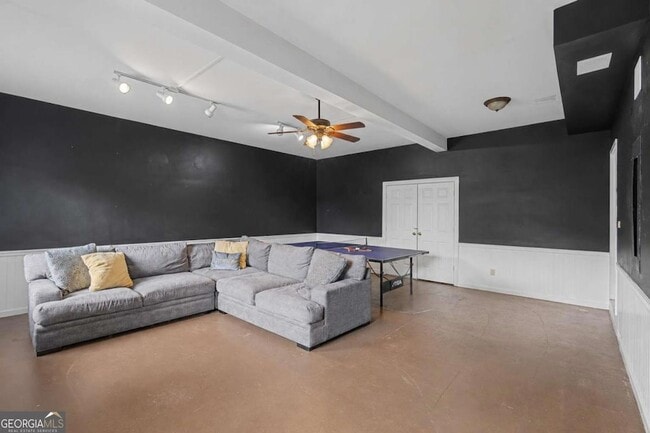 Building Photo - 6 Stonebrook Dr
