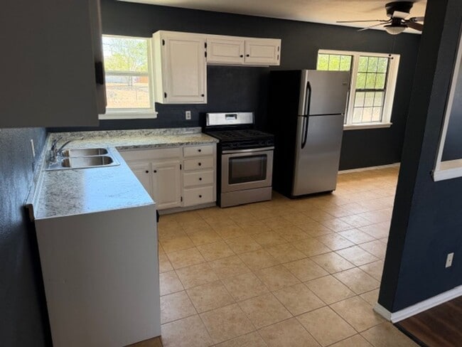 Building Photo - CALL FOR MOVE IN SPECIAL!!! Room for Everyone! Charming 4-Bed 1.5 Bath