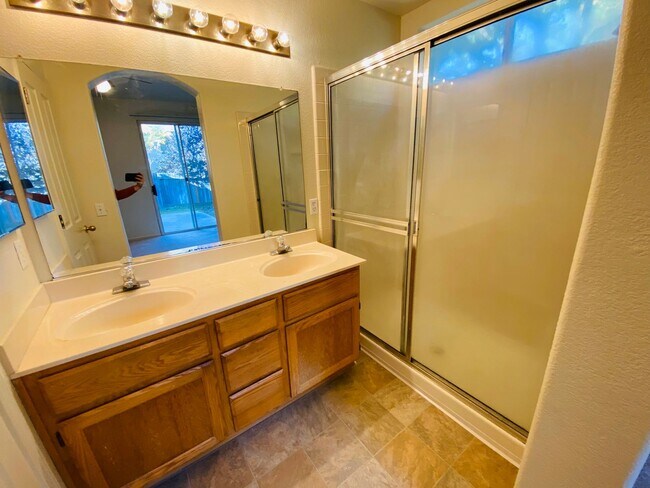 Building Photo - Cute Elk Grove Home