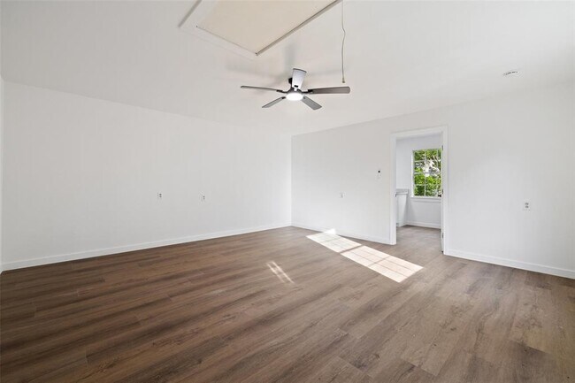 Building Photo - 707 W 7th St