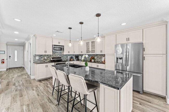 Building Photo - 1109 Seminole Dr