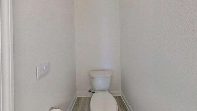 Building Photo - Beautiful Newer Townhouse with all LVP