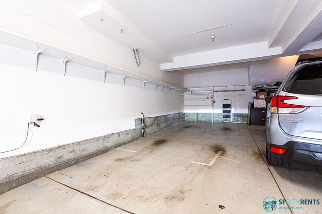 Building Photo - NoPA/Panhandle: Top Floor Bi-Level Condo w...