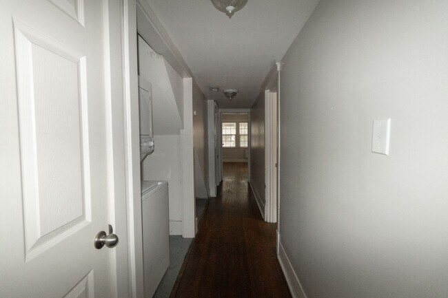 Building Photo - 2 Bedroom House Just Steps From Downtown & Campus