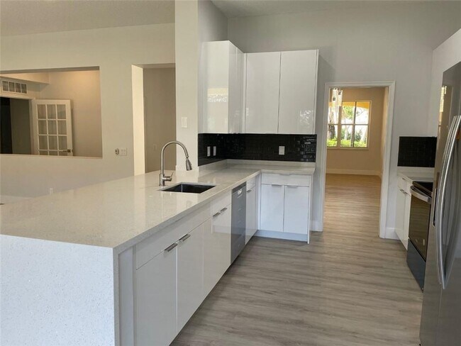 Building Photo - 4293 Laurel Ridge Cir