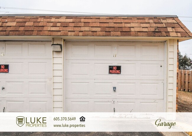 Building Photo - 405 S Sycamore Ave