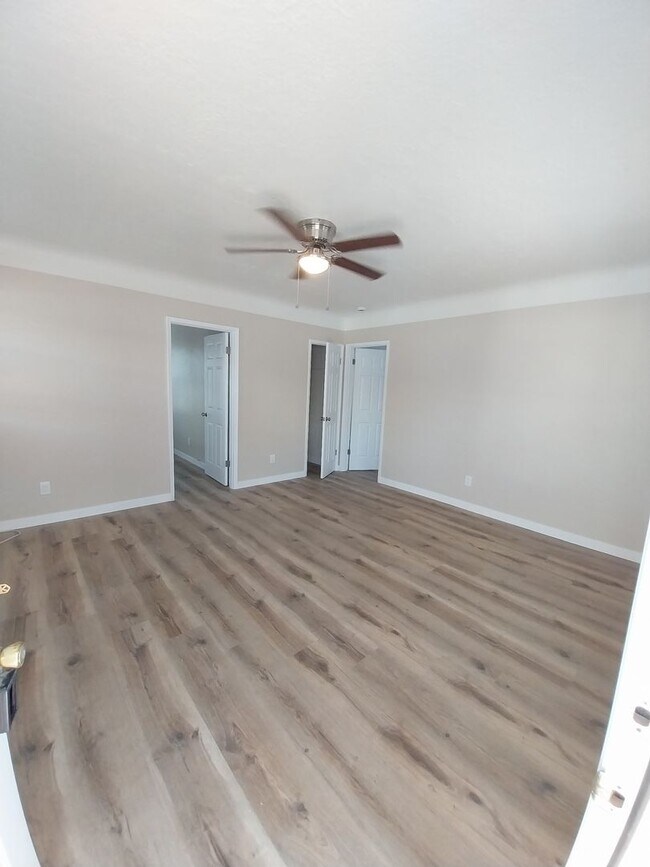 Interior Photo - 1059