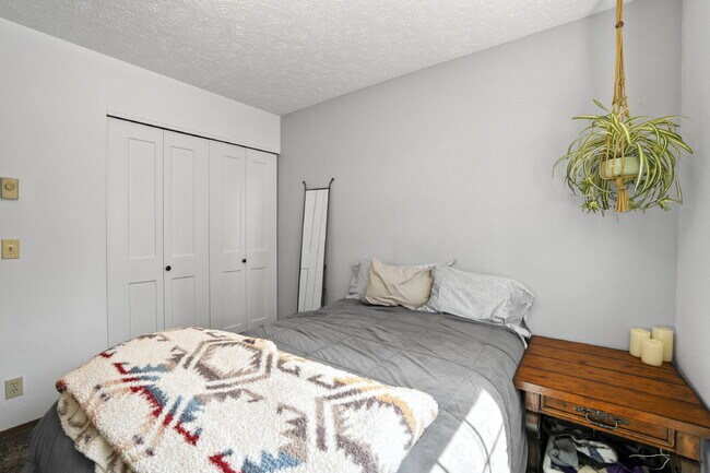 Building Photo - The epitome of carefree condo life is righ...