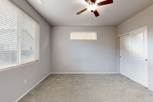 Building Photo - Beautifully maintained 3 bedroom 2.5 bath home