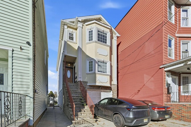 Building Photo - 109 Grant Ave