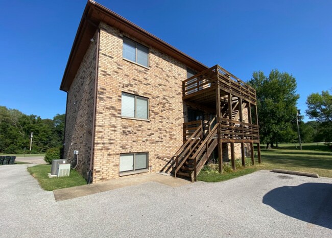 Building Photo - 2 Bedroom/1 Bath Apartment For Rent