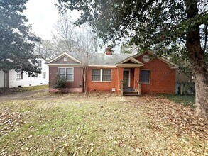 Building Photo - ** 3 Bed 2 Bath Located beside Huntingdon ** Call 334-366-9198 to schedule a self tour