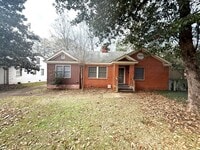 Building Photo - ** 3 Bed 2 Bath Located beside Huntingdon ** Call 334-366-9198 to schedule a self tour