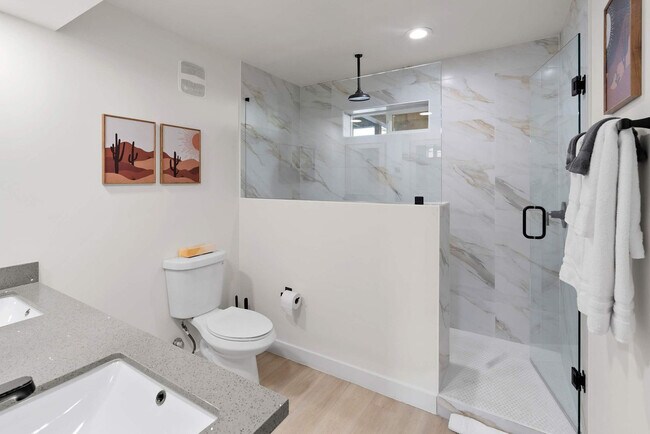 Building Photo - 4530 W Paradise Dr