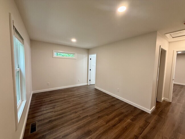 Building Photo - 137 Luke Martin Ln