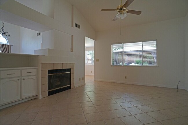 Building Photo - beautiful 3-bedroom, 2-bathroom single-story home in Roseville!