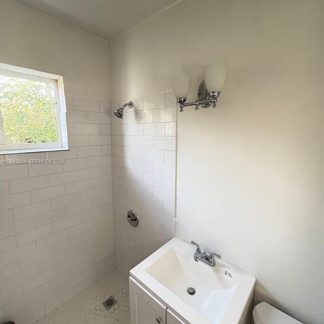 Building Photo - 1000 Biarritz Dr