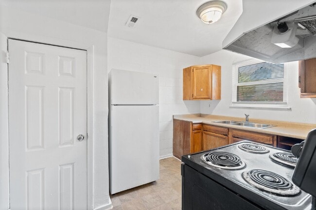 Building Photo - 3 BEDROOM BRICK TOWNHOME FOR RENT IN NORFOLK