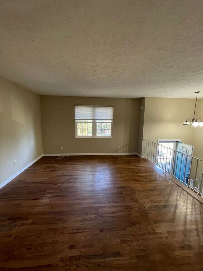 Building Photo - 3 bed, 2.5 bath, 2 car garage split foyer home in West Knoxville