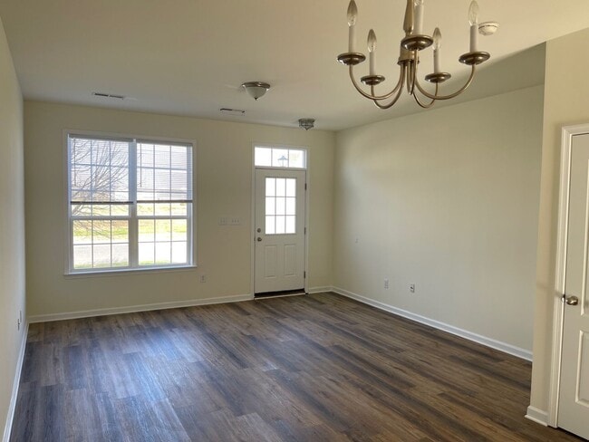 Building Photo - Spacious Duplex close to schools and shopping. Move in mid-June