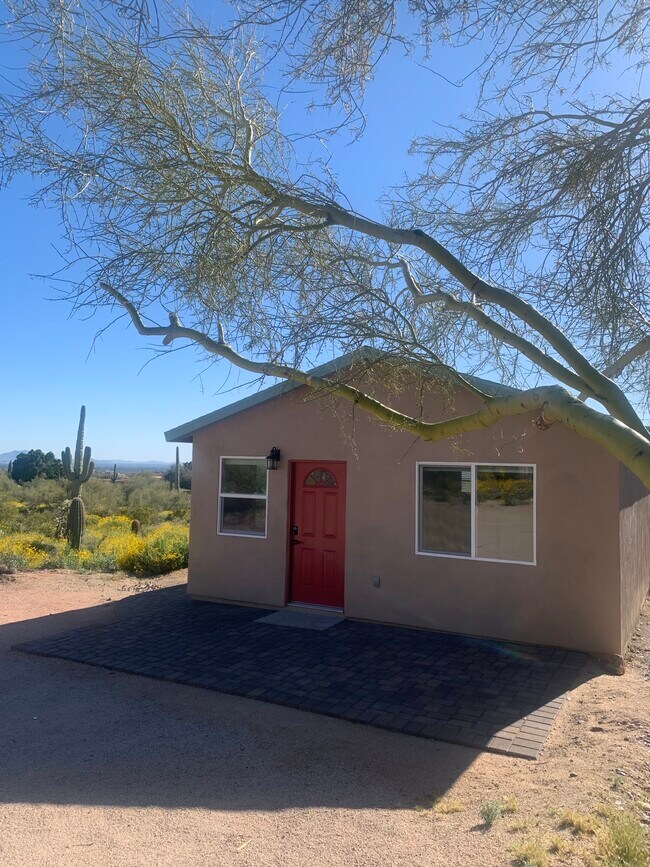Front patio w/pavers - 8317 E Scarlet