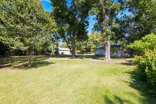 Building Photo - "Adorable 2-Bedroom, 1-Bath in Home with Beautiful Oak Floors, Spacious Yard and Lawn Service Inc...